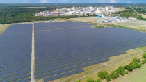Since February 2022, the first joint solar park operated by BASF Schwarzheide GmbH and envia Mitteldeutsche Energie AG (enviaM) has been under construction on 24 hectares along Naundorfer Straße in Schwarzheide. Approximately 52,000 solar modules will supply BASF’s production facilities with climate-friendly electricity generated from solar energy in the future. The official commissioning ceremony for the facility will take place on August 25, 2022.