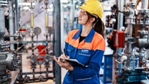 Bildergalerie Rheinschrift: Porträt Auszubildender Chemikant in der Messwarte, Porträt Auszubildende Anlagenmechanikerin