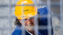 Engineer in protective workwear at the BASF Ludwigshafen production site.