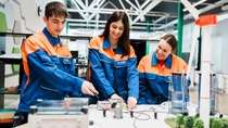 Auszubildende aus den Berufen Anlagenmechaniker:in und Elektroniker:in für Automatisierungstechnik