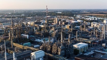 Großaufnahme des BASF-Standorts in Ludwigshafen mit Anlagen und Rohrleitungen. Großaufnahme des BASF-Standorts in Ludwigshafen mit Anlagen und Rohrleitungen.