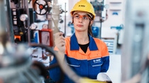 Bildergalerie Rheinschrift: Porträt Auszubildender Chemikant in der Messwarte, Porträt Auszubildende Anlagenmechanikerin