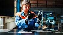 Bildergalerie Rheinschrift: Porträt Auszubildender Chemikant in der Messwarte, Porträt Auszubildende Anlagenmechanikerin