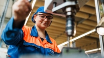 Beitrag für Bildergalerie in der kommenden Aus-gabe der Rheinschrift, Darstellung des Ausbildungsberufs von Bianca Schöne Vorsichtshalber Sicherheitsschuhe anziehen und auch Sicherheitsbrille mitbringen