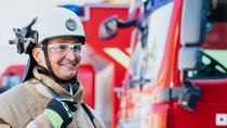 BASF-Feuerwehrkraft der BASF im Einsatzbereich vor einem Einsatzfahrzeugen.