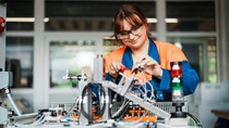 Beitrag für Bildergalerie in der kommenden Aus-gabe der Rheinschrift, Darstellung des Ausbildungsberufs von Bianca Schöne Vorsichtshalber Sicherheitsschuhe anziehen und auch Sicherheitsbrille mitbringen