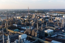 Großaufnahme des BASF-Standorts in Ludwigshafen mit Anlagen und Rohrleitungen.