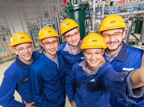 Fünf BASF-Mitarbeitende in Schutzkleidung und gelben Helmen.